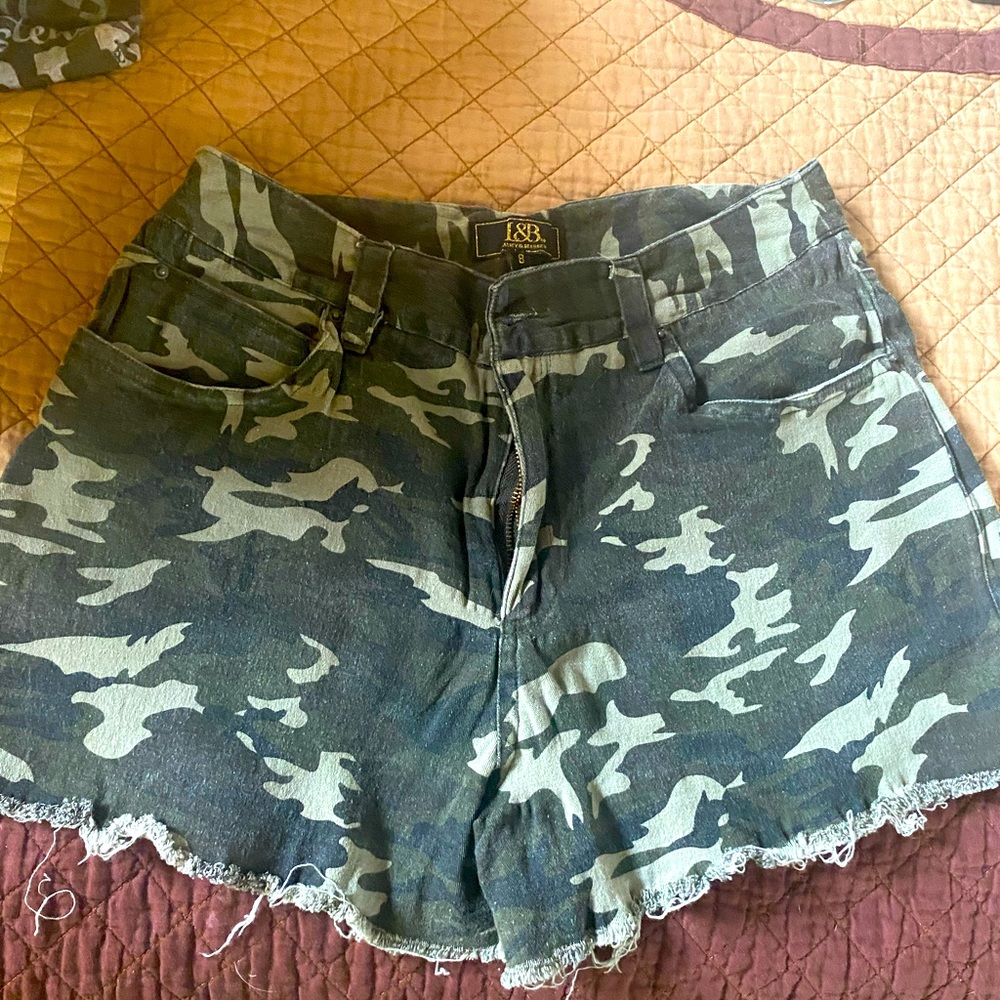Camouflage mid length shorts